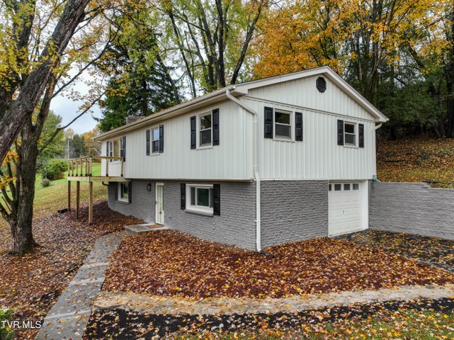 1st photo of 425 Seminole Road