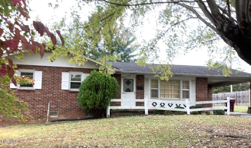 1st photo of 1917 Club Drive