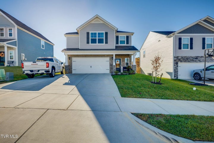 1st photo of 570 Sedgewick Way