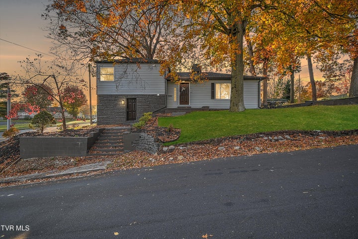 1st photo of 1389 Ash Street