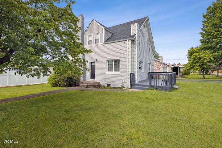 1st photo of 800 Oakdale Road