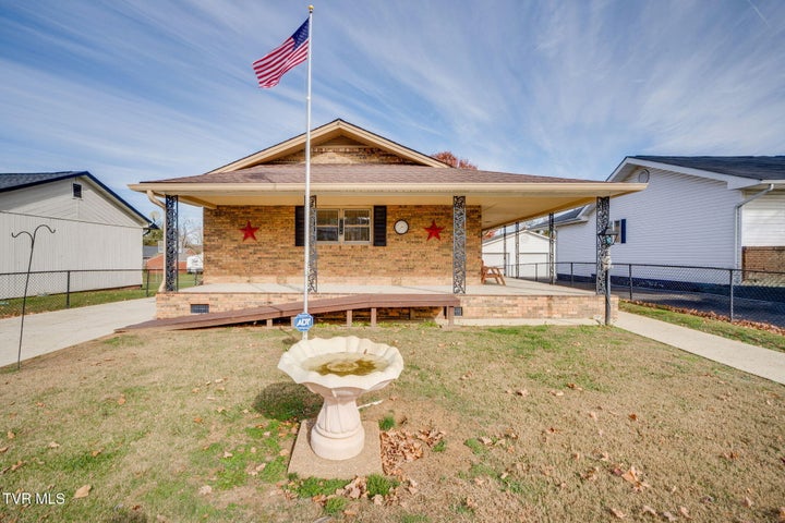 1st photo of 1556 Redwood Drive