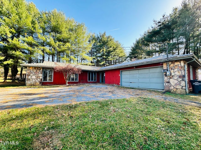 1st photo of 2016 Arlington Drive