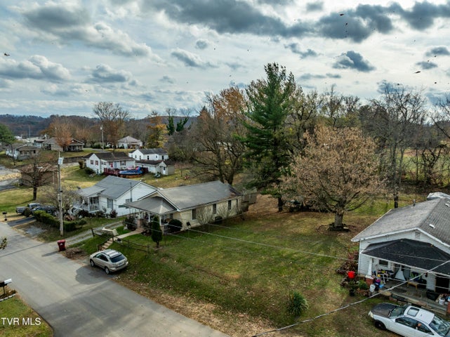 1st photo of 909 Pine Grove Avenue