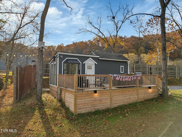 1st photo of 918 Riverview Drive