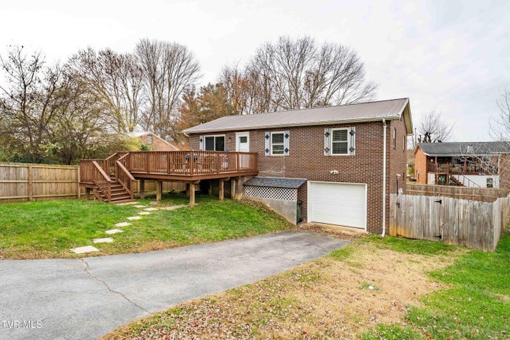 1st photo of 121 Valley Circle