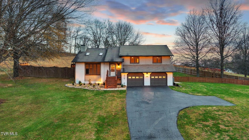 1st photo of 609 Live Oak Court