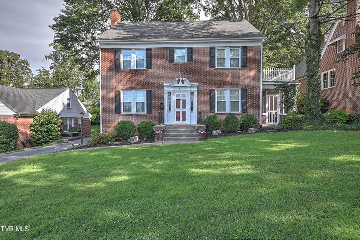 1st photo of 611 Lawrence Avenue