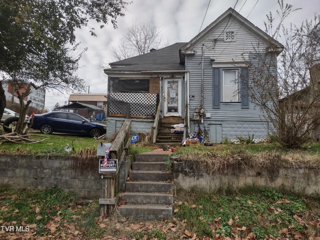 1st photo of 1004 Maple Street