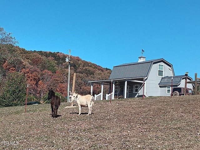 1st photo of 935 Adams Lane