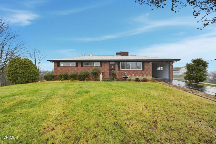 1st photo of 748 Navaho Trail