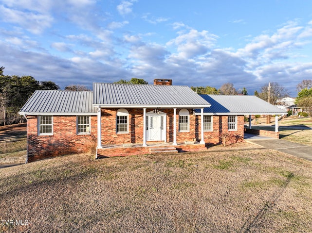 1st photo of 210 Sioux Trail