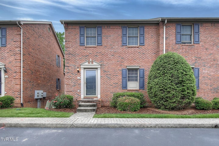 1st photo of 33 Oak Leaf Circle