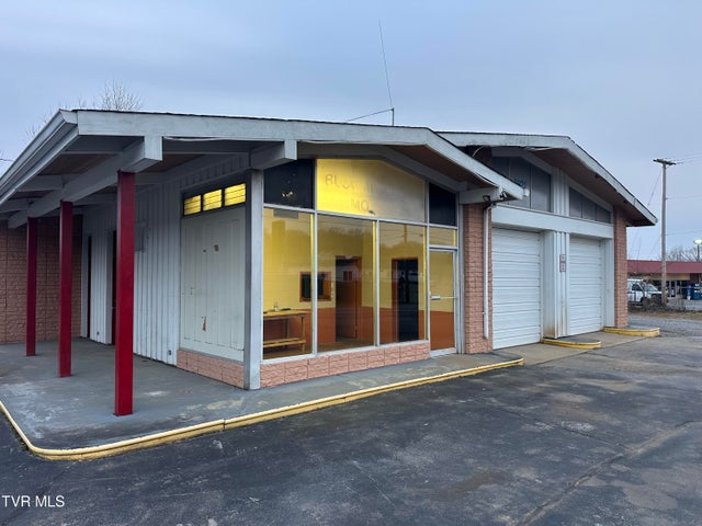 1st photo of 2921 Bloomingdale Road