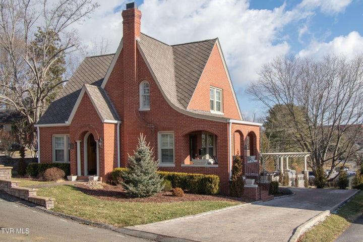 1st photo of 224 Mason Place