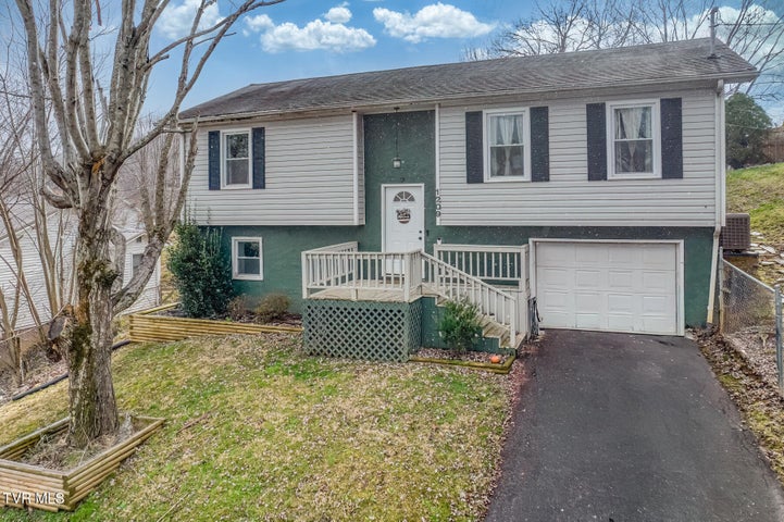 1st photo of 1209 Idlewylde Circle