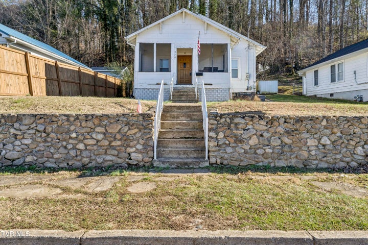 1st photo of 220 New Avenue