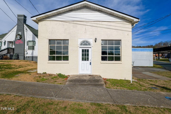 1st photo of 16557 Broad Street