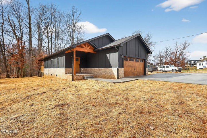 1st photo of 178 Woodland Circle