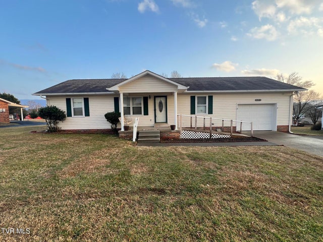 1st photo of 207 Crest Drive