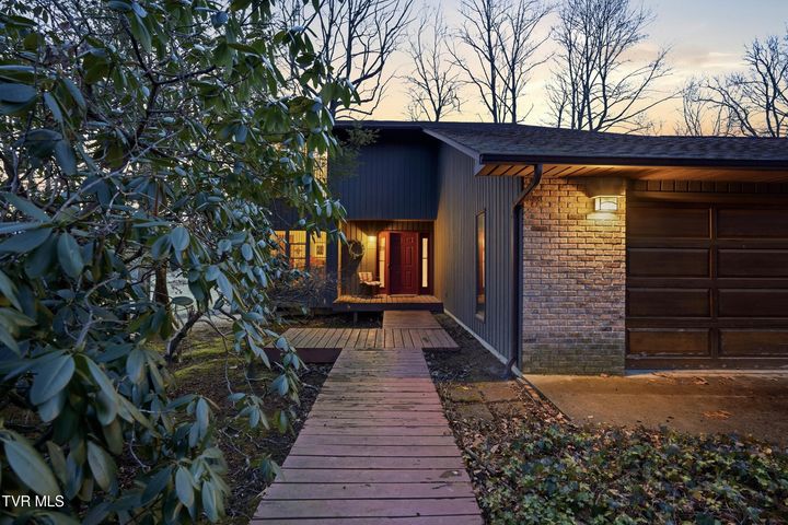 1st photo of 166 Heather Lane