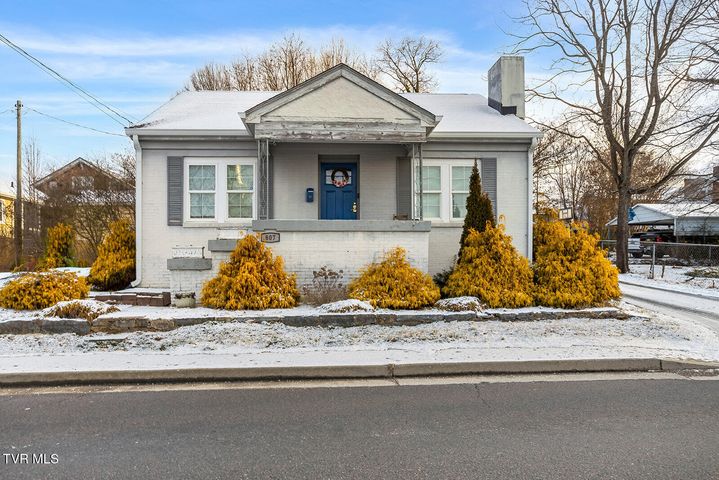 1st photo of 807 Weaver Pike 