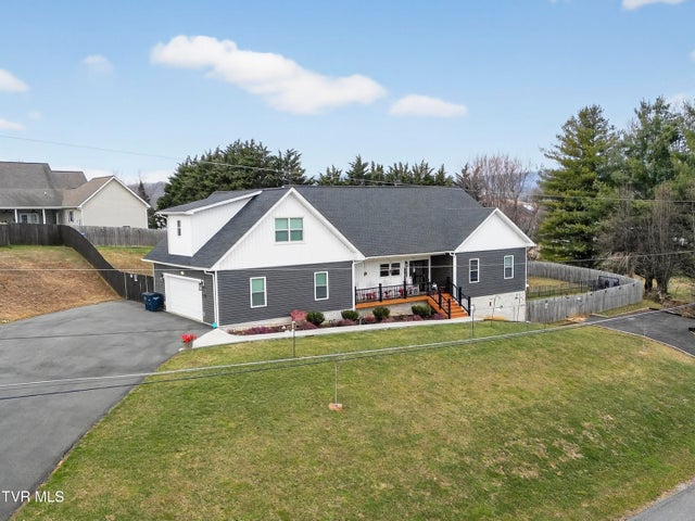 1st photo of 222 Spanish Oak Lane