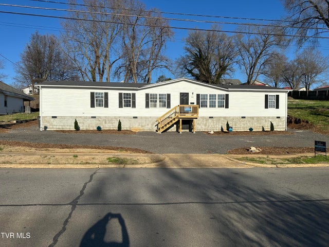 1st photo of 931 Riverside Avenue