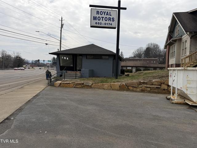 1st photo of 416 Volunteer Parkway