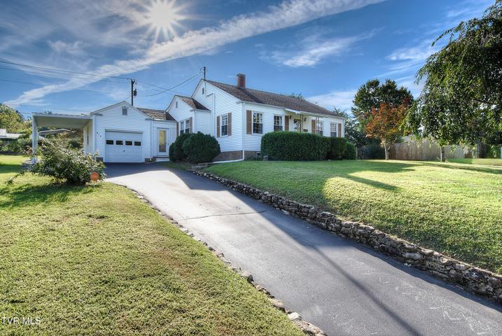 1st photo of 816 Riverview Drive