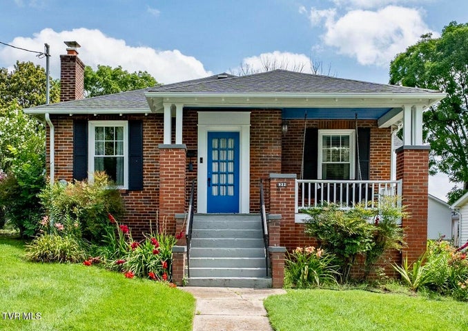 1st photo of 922 Hillcrest Drive