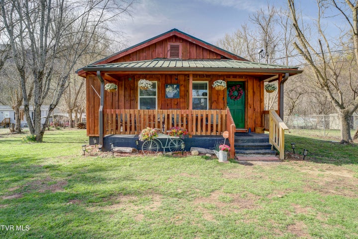 1st photo of 412 Railroad Street