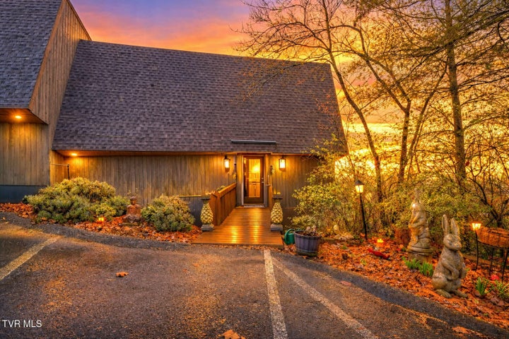 1st photo of 326 Hickory Bluff