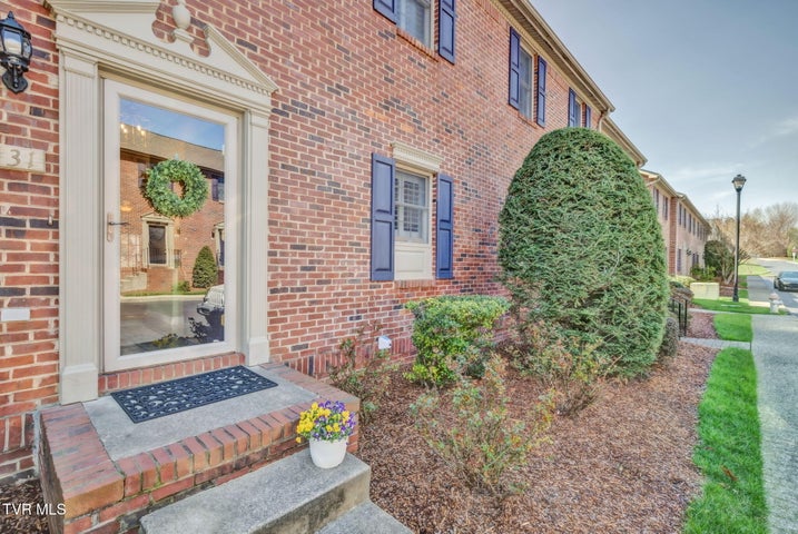 1st photo of 31 Oak Leaf Circle