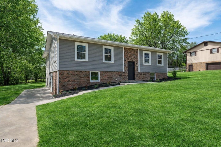 1st photo of 226 Dorothy Circle