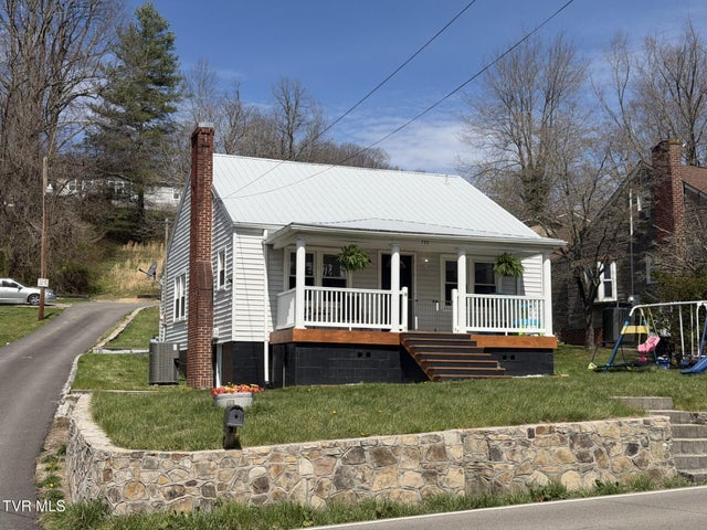 1st photo of 723 Park Avenue