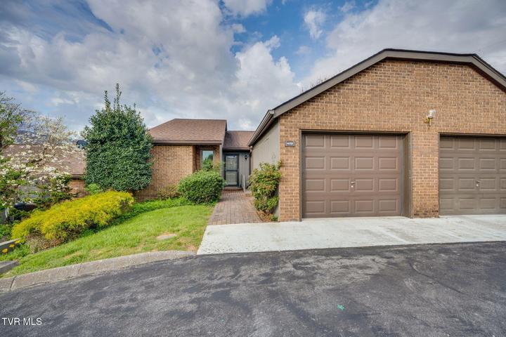 1st photo of 405 Manor Drive