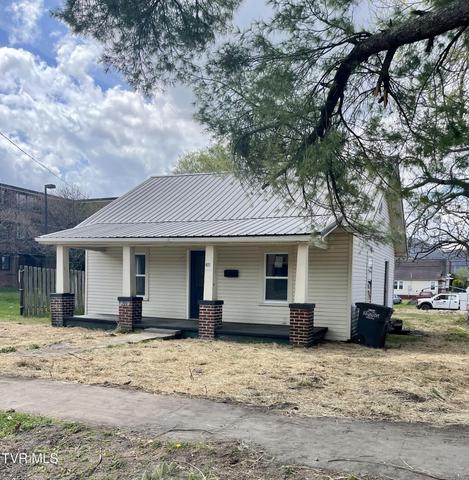 1st photo of 822 Mapleoak Lane