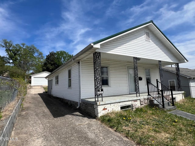 1st photo of 907 Riverside Avenue