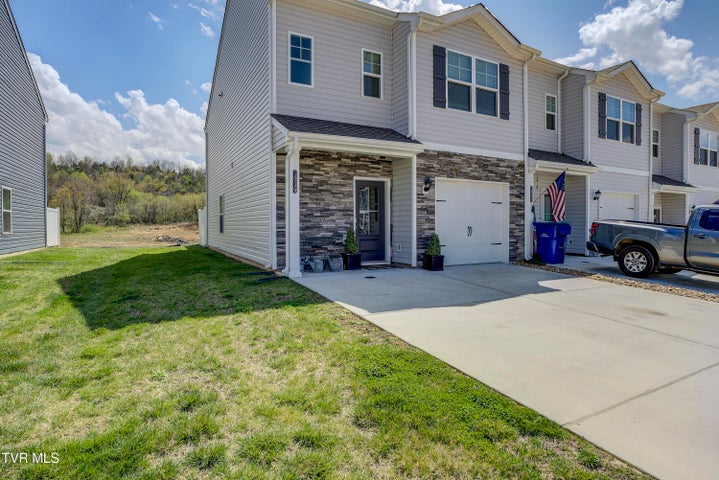 1st photo of 1039 Saylors Place