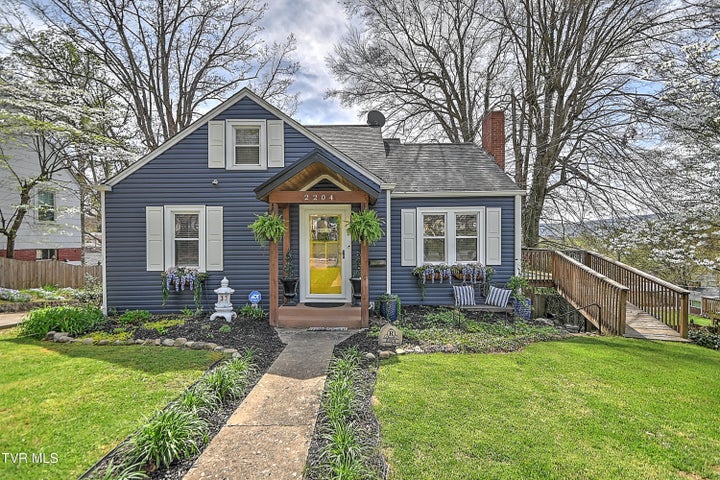 1st photo of 2204 Cypress Street