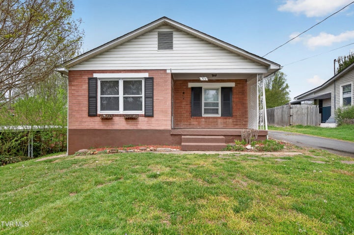 1st photo of 329 Magnolia Drive