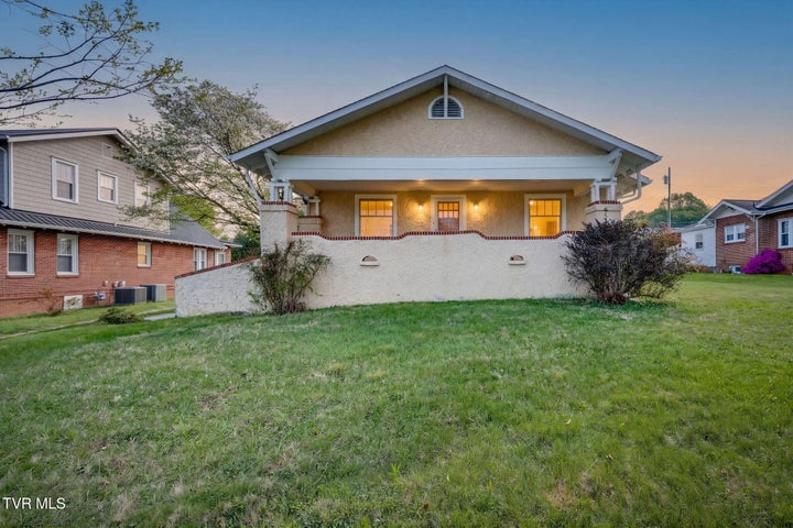 1st photo of 302 Daytona Place