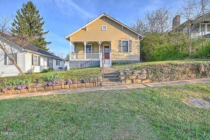 1st photo of 1021 Lawrence Avenue