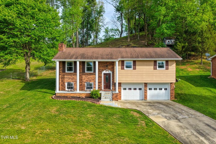 1st photo of 820 Sherbrooke Circle