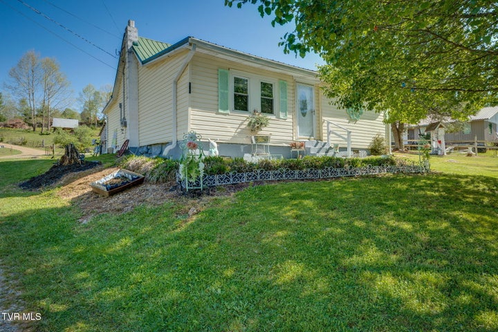 1st photo of 105 Samps Hollow Road