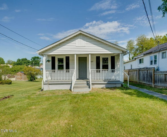 1st photo of 2005 Bay Street