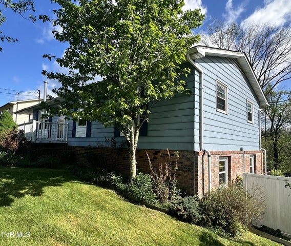 1st photo of 121 Beverly Avenue