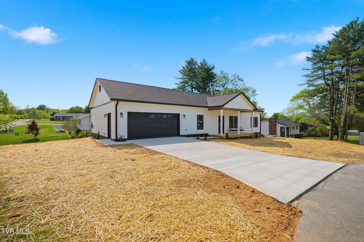 1st photo of 123 Elbert Way