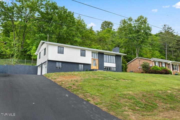 1st photo of 830 Foothills Road